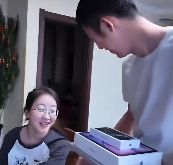 ”眼睛都直了网友：开了个坏头女生收到姐夫送的“考完三件套(图2)